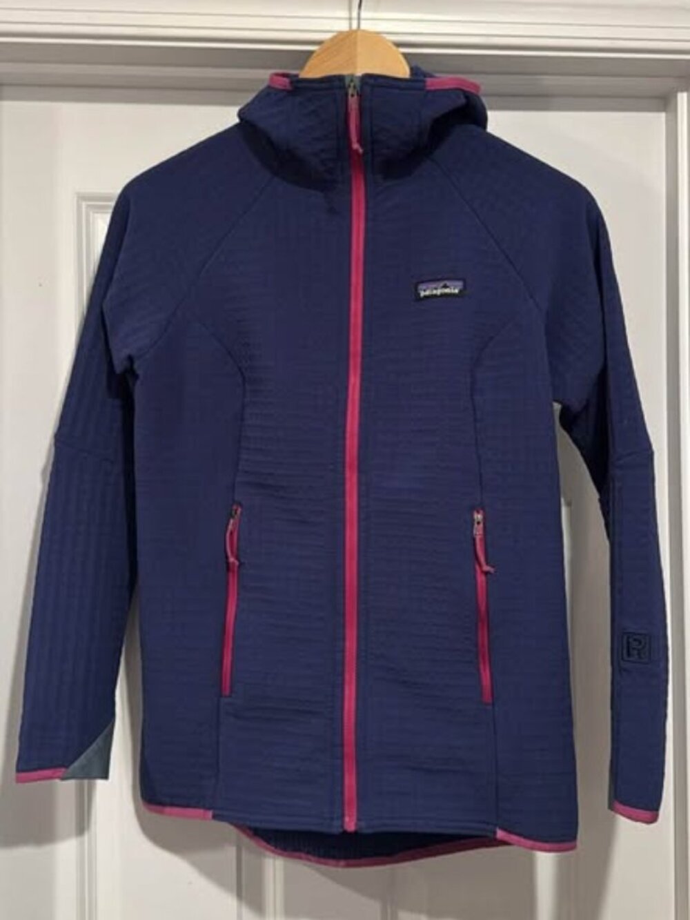 Patagonia Women’s R2 TechFace Hoody in Sound Blue (SNDB), size Women’s XS.